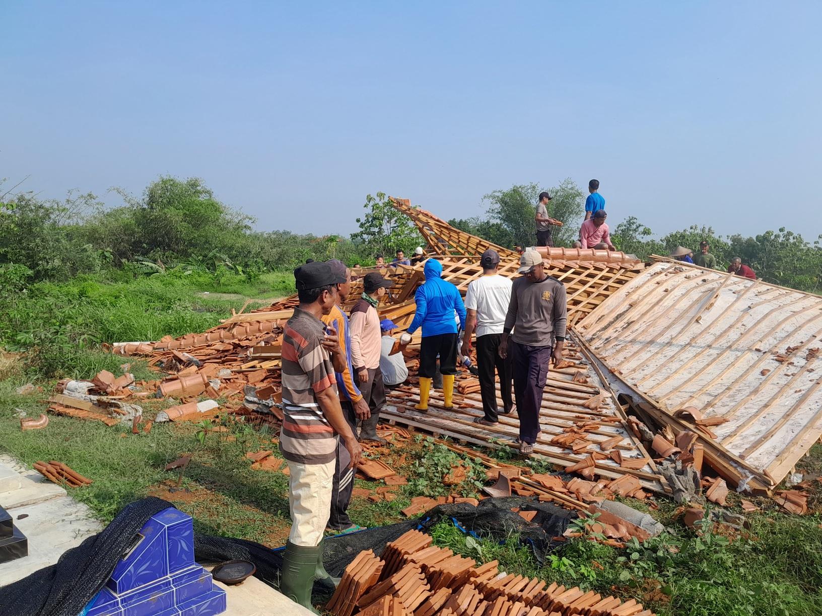 Warga Bergotong Royong Bersihkan Puing Rumah Joglo yang Ambruk di Gondangrejo Karanganyar