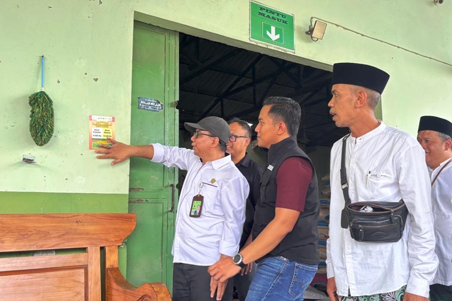 20251023-_-Pemasangan-Stiker-HET-Beras-di-Kendal.jpg
