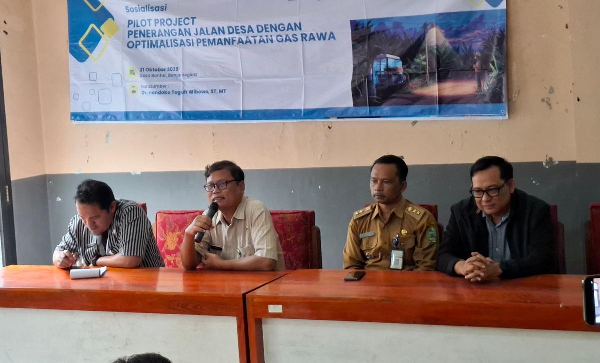 20251026_Pilot-Project-Penerangan-Jalan-Desa-Proyek-Unsoed_1.jpg