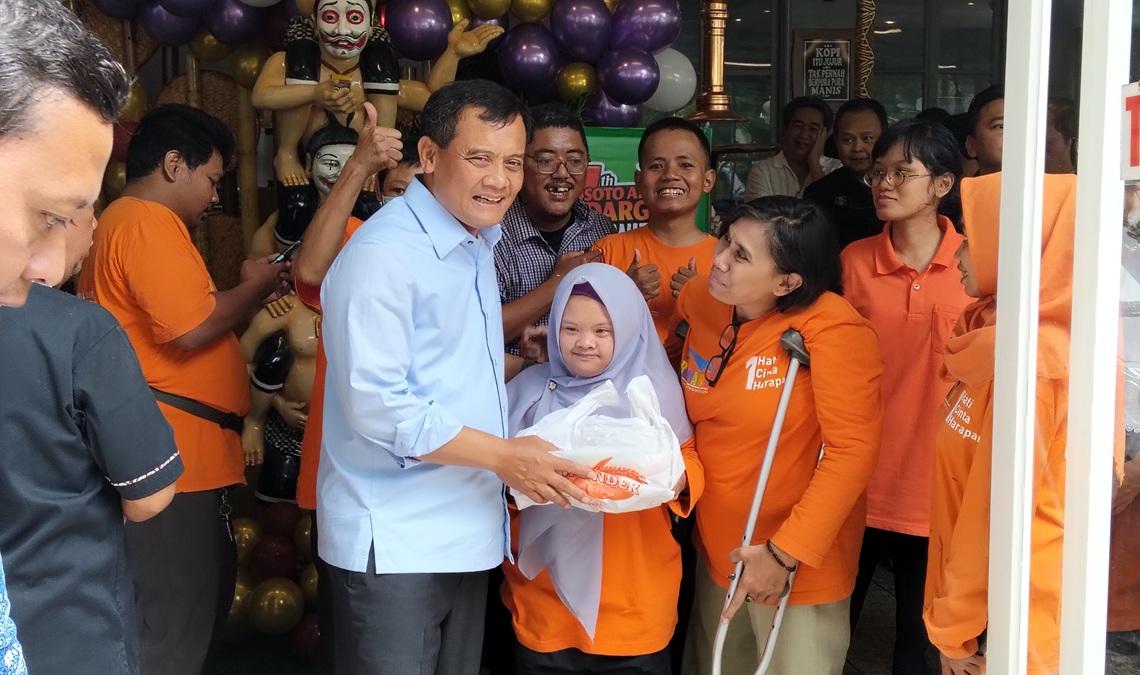 20251028_Gubernur-Jateng-Ahmad-Luthfi-dan-anak-disabilitas_1.jpg