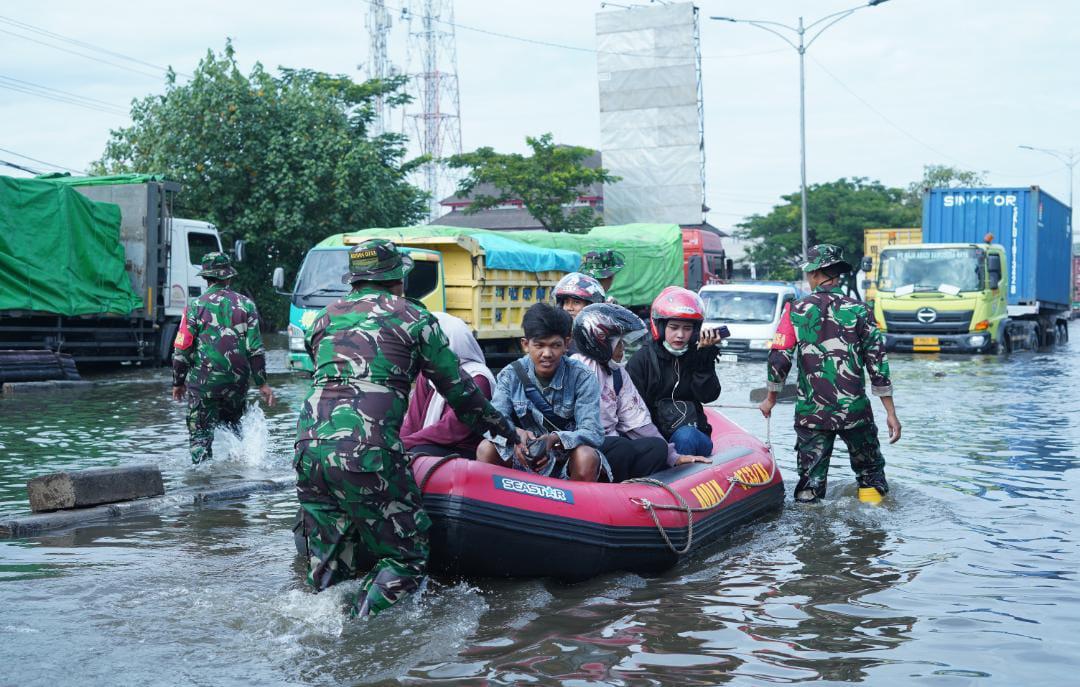 Potret Parahnya Banjir Semarang, Pasien RSI Sultan Agung Harus Naik Perahu untuk Berobat