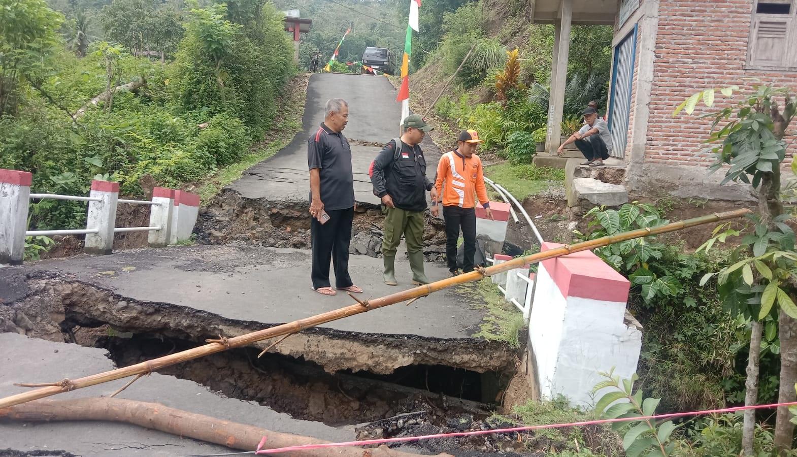 20251102_Petugas-BPBD-Cilacap-meninjau-jembatan-ambruk_1.jpg