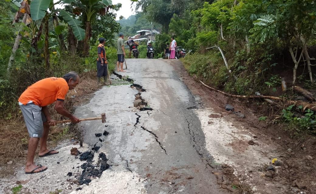 Detik-detik Jalan Ambles 30 Cm Sepanjang 7 Meter Akibat Hujan Deras di Cilacap