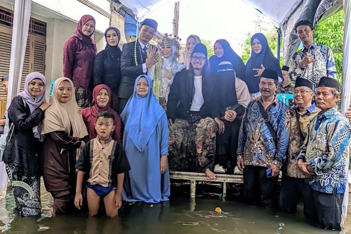 Kisah Cinta Sandi-Salma: Tak Goyah Ucap Ijab Kabul di Tengah Banjir Setinggi Lutut di Semarang