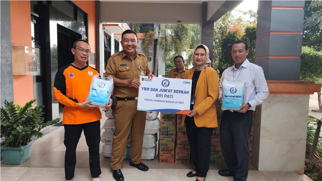 20251103_menyerahkan-bantuan-logistik.jpg