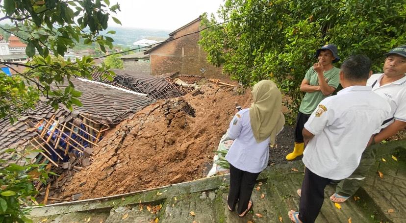 20251105-_-Kondisi-Talud-Jebol-Timpa-Rumah-di-Nyatnyono-Semarang.jpg