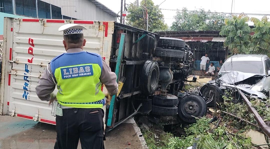 Kecelakaan Truk Bermuatan 8 Ton Hantam Mobil Parkir di Ngaliyan, Sopir Ngaku Ikuti Arah Google Maps