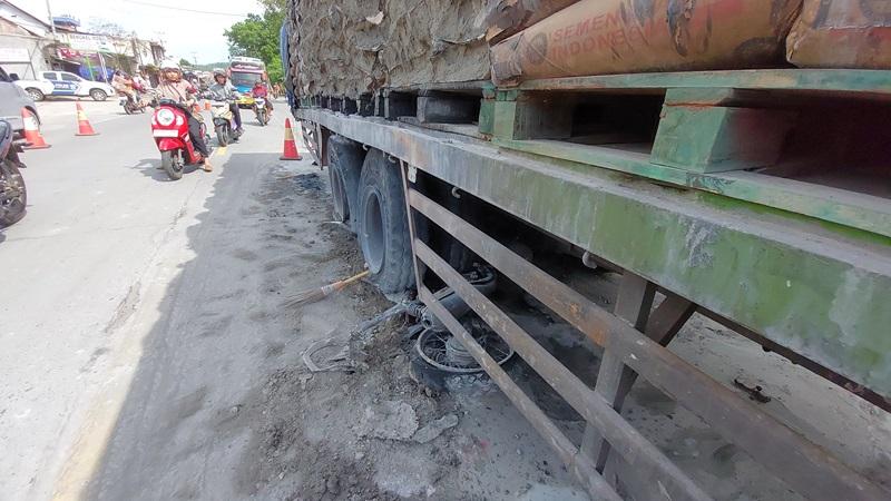20251107-_-Kecelakaan-Motor-dan-Truk-Semen-di-Kebumen.jpg