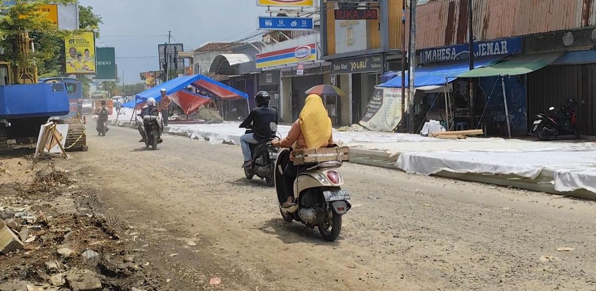 20251109_PENGECORAN-JALAN-Pengendara-motor-melintasi-jalan-Kaliwungu-Kendal.jpg