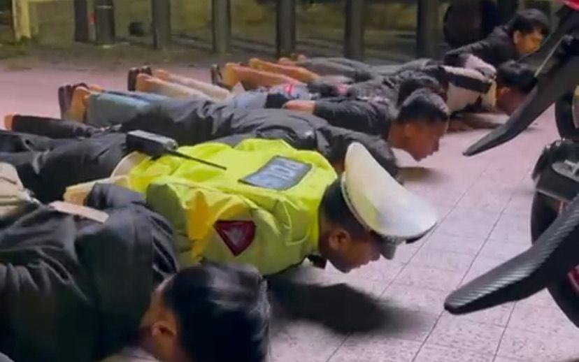 20251109_Polisi-mengajak-pengguna-knalpot-brong-push-up-di-Kota-Salatiga_1.jpg