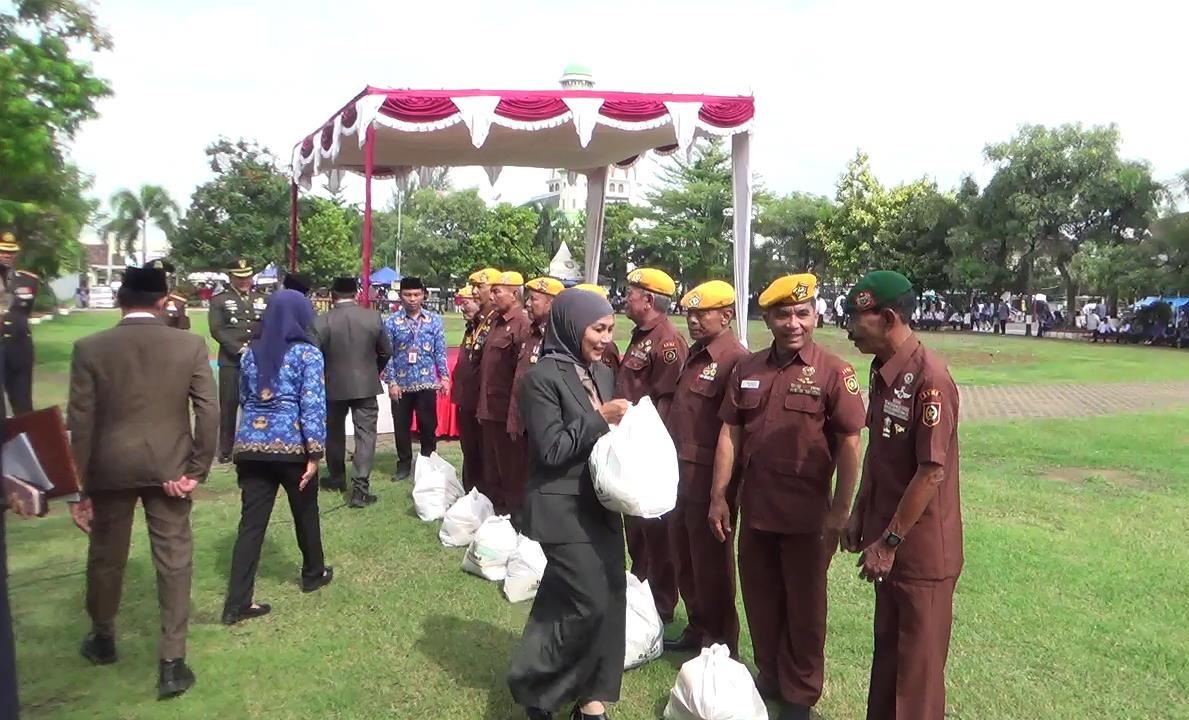 20251110_Bupati-Kendal-Dyah-Kartika-Permanasari-memberikan-bingkisan_1.jpg