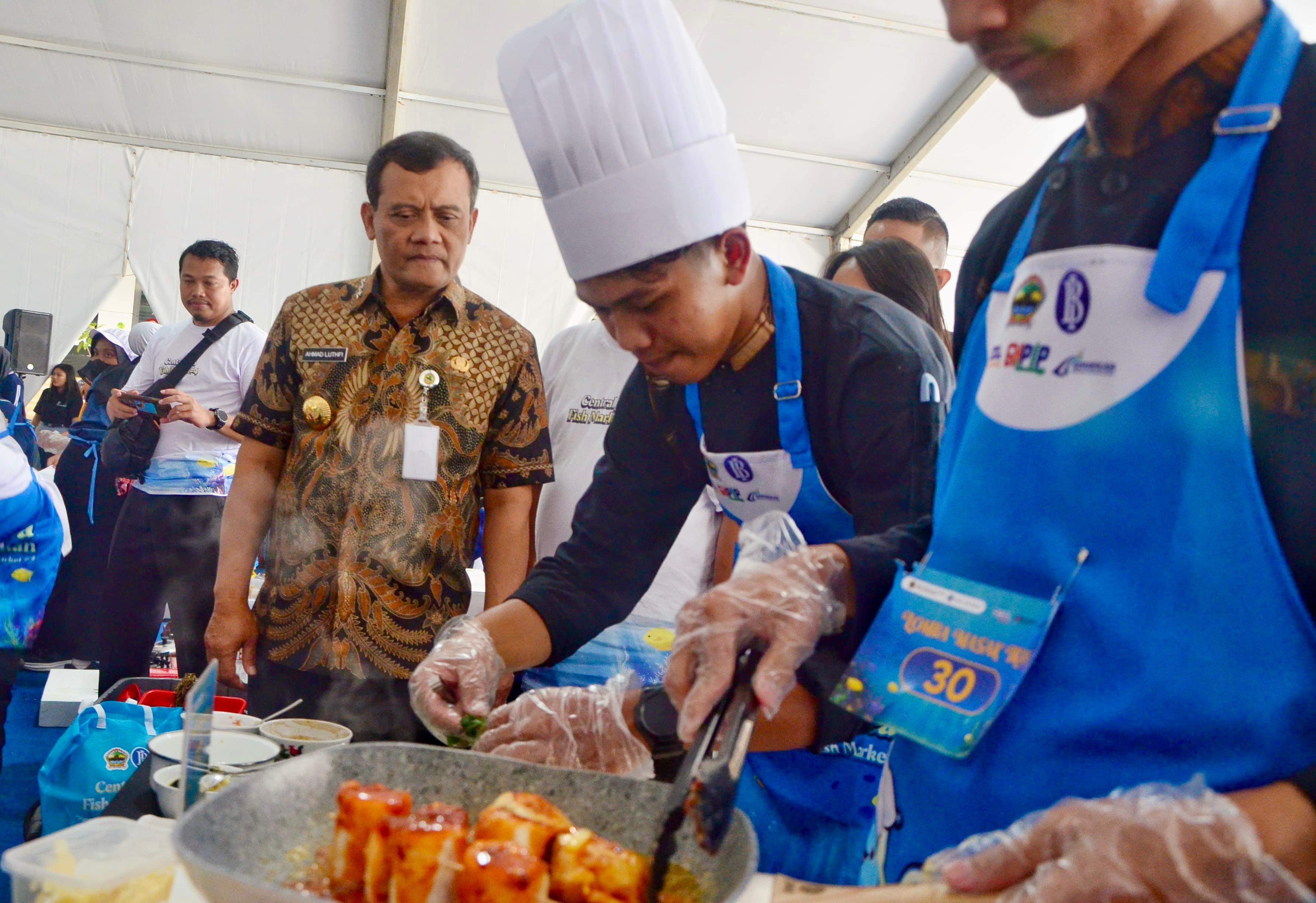 20251111_Gubernur-Jateng-Ahmad-Luthfi-sapa-peserta-lomba-masak-ikan_1.jpg