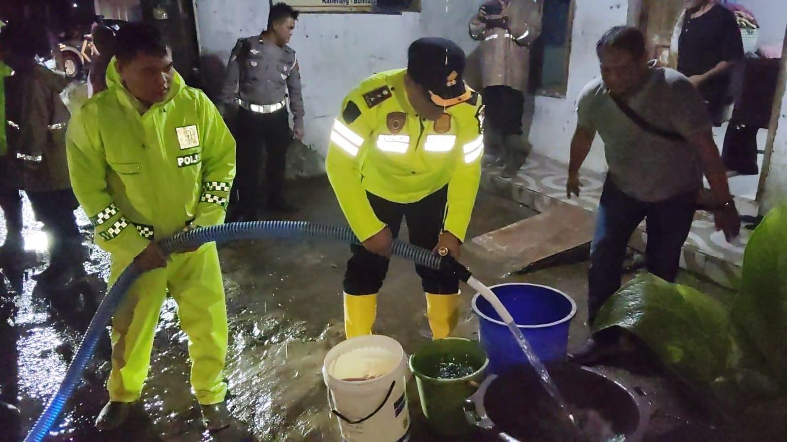 20251111_polres-Brebes-salurkan-air-bersih.jpg