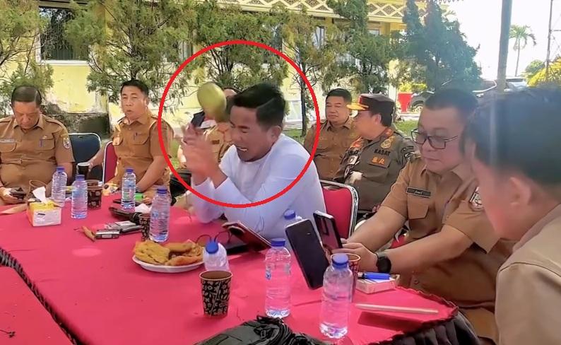 20251112_Viral-Bupati-Pelalawan-Zukri-Misran-mendadak-kaget-kejatuhan-buah-mangga_1.jpg