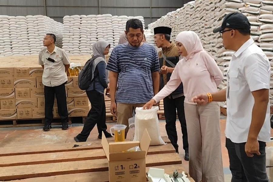 20251114-_-Bupati-Kendal-Cek-Beras-di-Gudang-Bulog.jpg