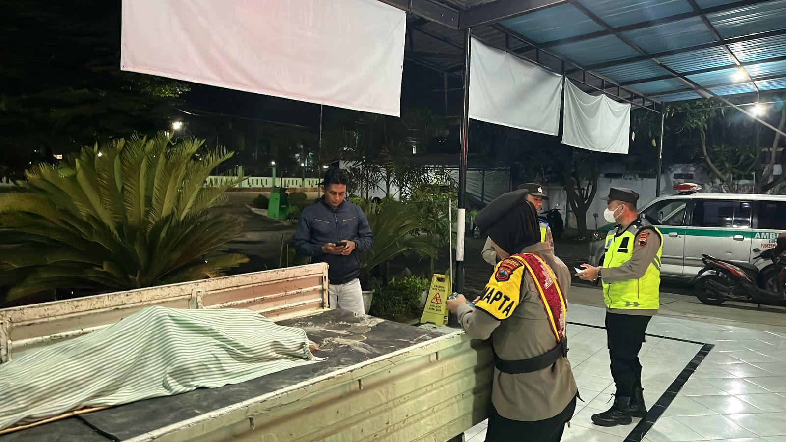 20251117_EVAKUASI-JENAZAH-Polisi-mengevakuasi-jenazah.jpg