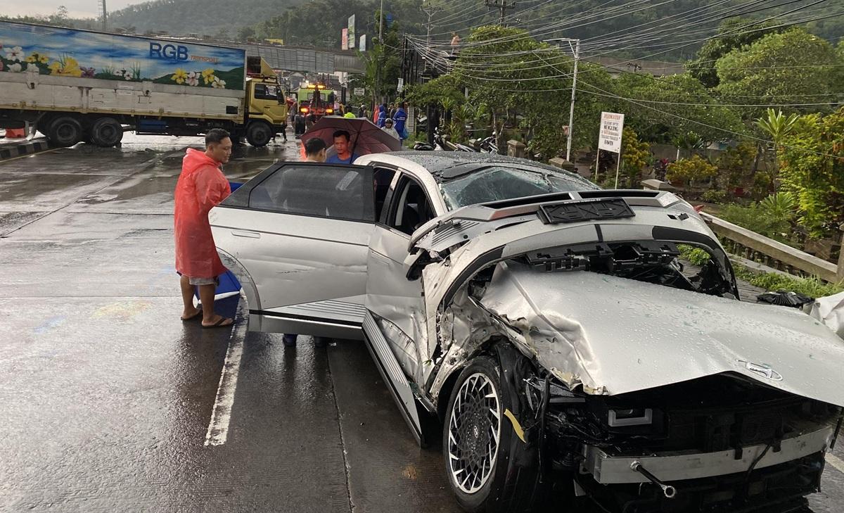 20251117_Mobil-Ioniq-5-kecelakaan-di-Tol-Semarang-Bawen_1.jpg