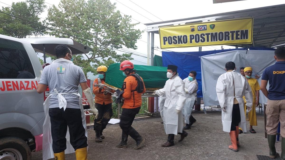 Tangis Sutrisno Pecah, Kenali Jenazah Istri Korban Longsor Banjarnegara dari Pakaian yang Dikenakan