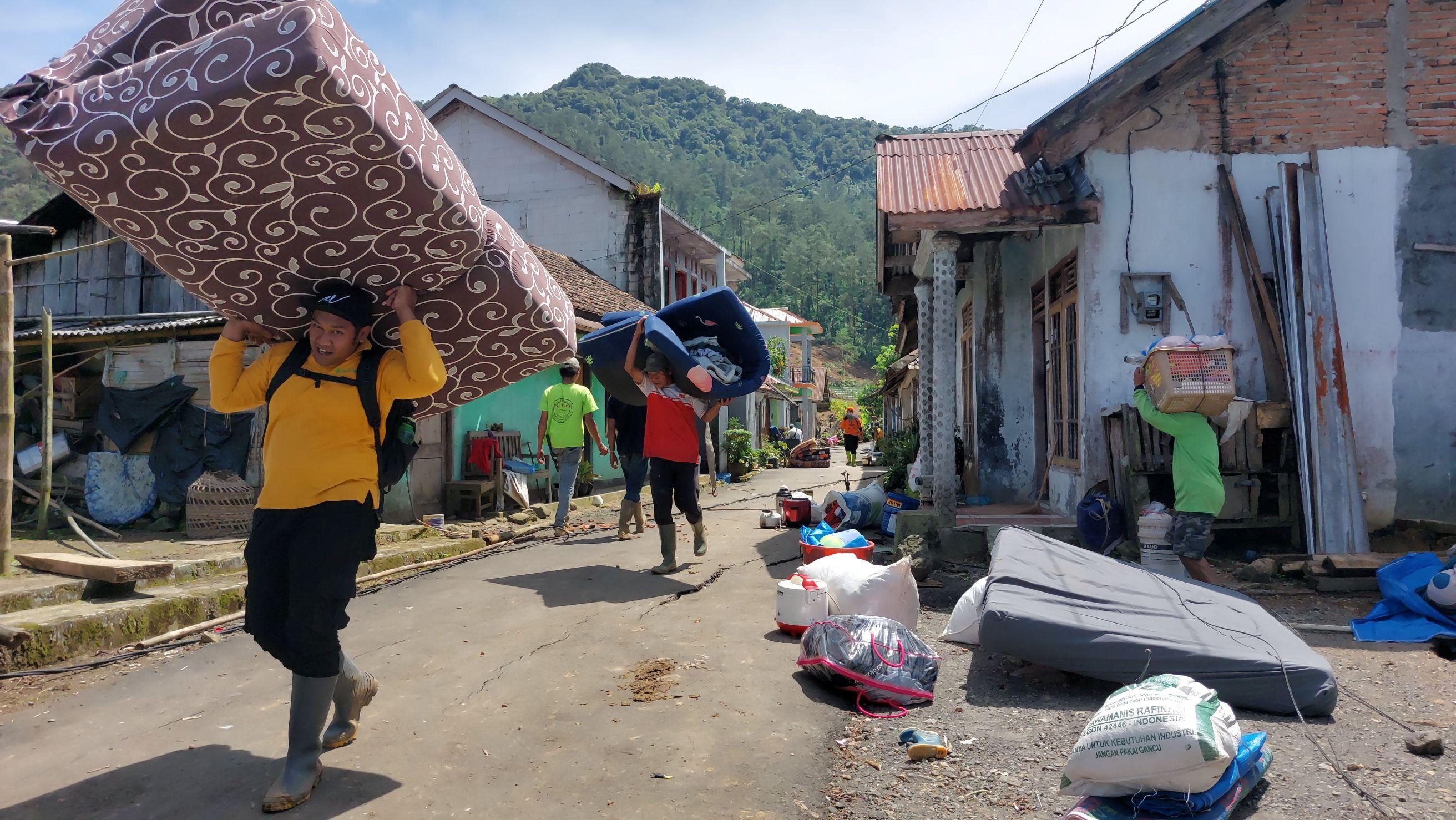Warga Terdampak Longsor di Situkung Banjarnegara Evakuasi Barang-barang