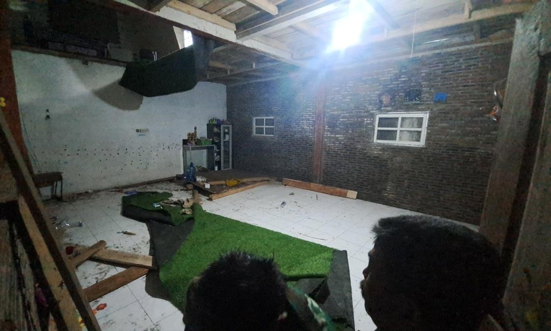 20251125_Kondisi-lantai-dua-gedung-Sekolah-Alam-Purwokerto-ambruk_1.jpg