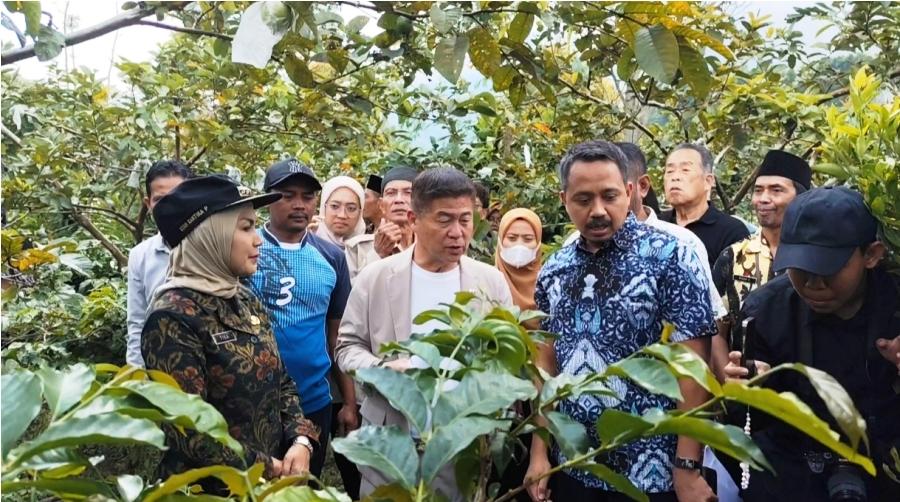 20251128-_-Wali-Kota-Sue-Machi-Jepang-Shuichi-Hitamatsu-Cek-Kopi-Kendal.jpg