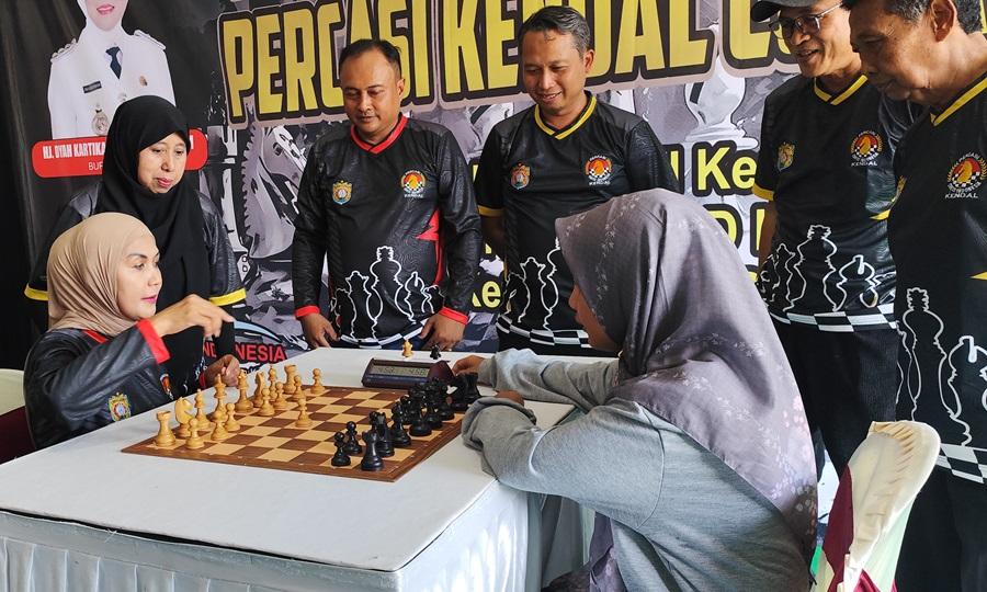 20251130-Bupati-Tika-Main-Catur-di-Kendal-Open-Nasional.jpg