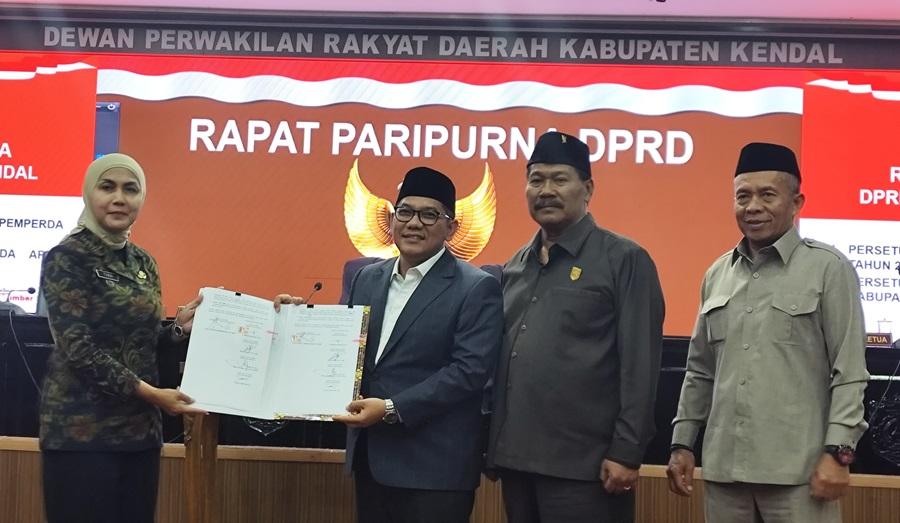 20251130-_-Penyerahan-Dokumen-Pengesahan-APBD-Kendal-2026.jpg