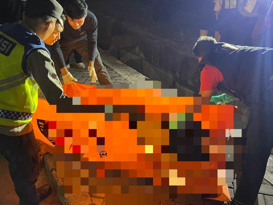 20251130-_-Polisi-Evakuasi-Korban-Meninggal-di-Kawasan-Industri-Kendal.jpg