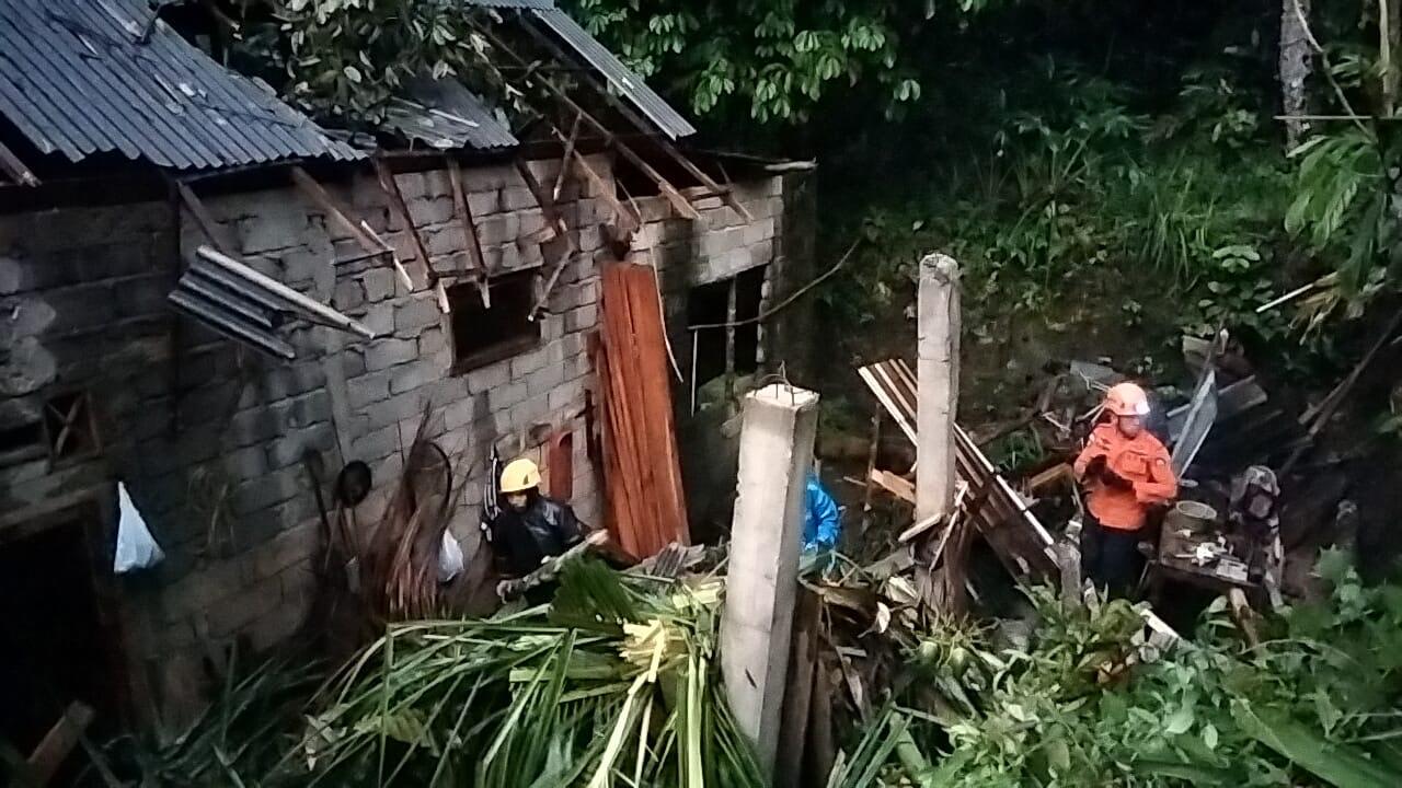 20251202_pohon-tumbang-akibat-angin-kencang-di-Wonosobo_1.jpg