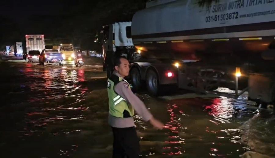 BREAKING NEWS, Sungai Widodaren Pati Meluap, Jalan Pantura Desa Ketitang Wetan Kebanjiran