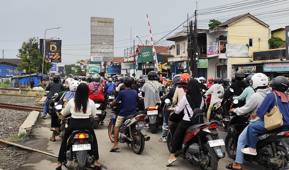 20251211_Perlintasan-rel-kereta-api-di-Kendal_1.jpg
