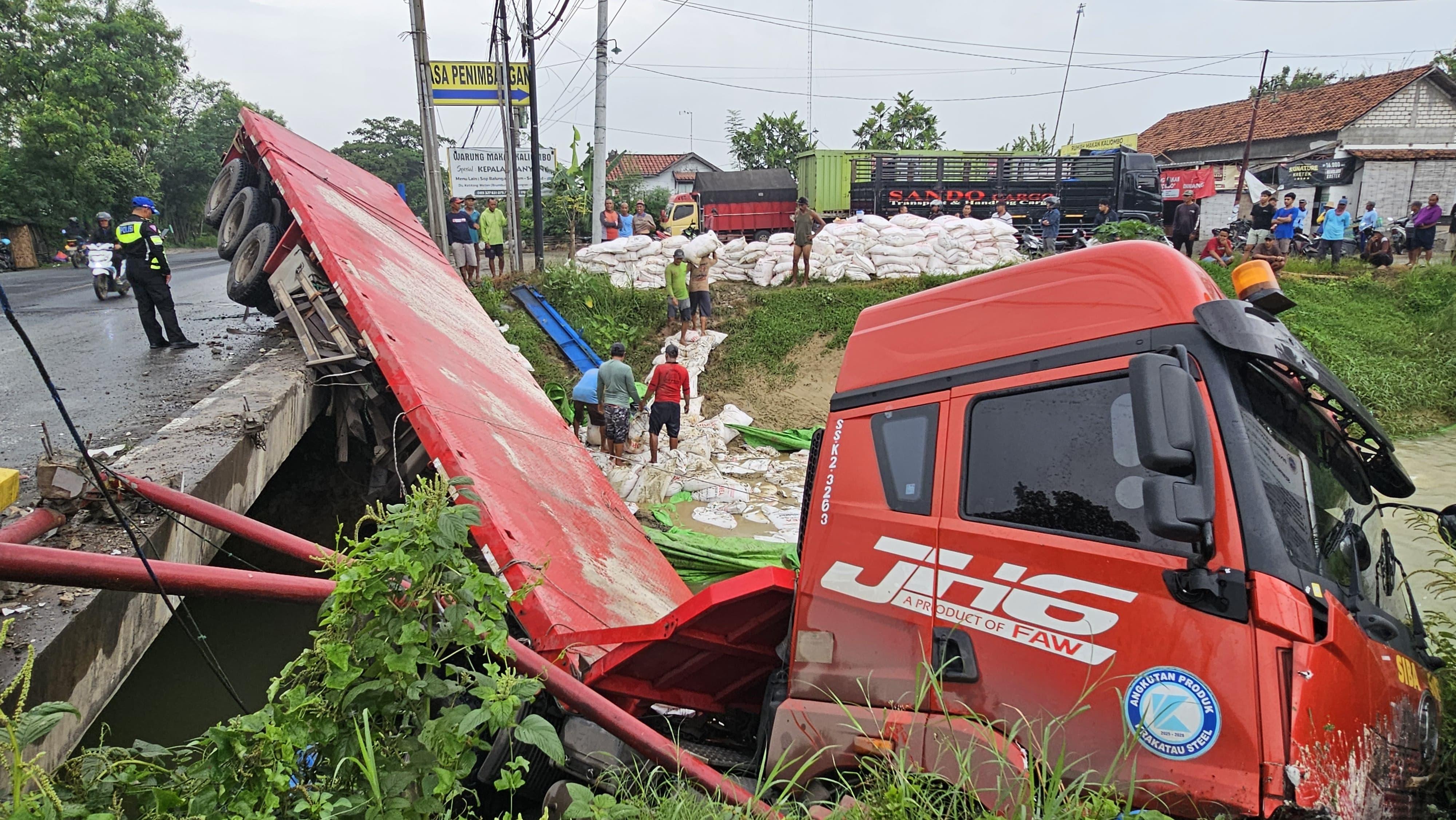 BREAKING NEWS: Sopir Mengantuk, Truk Muatan Pupuk Terjun ke Sungai di Pantura Pati
