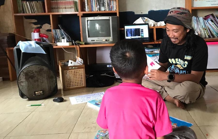20251214-_-Den-Hasan-Ajari-Anak-di-Rumah-Belajar-Ilalang-Jepara.jpg