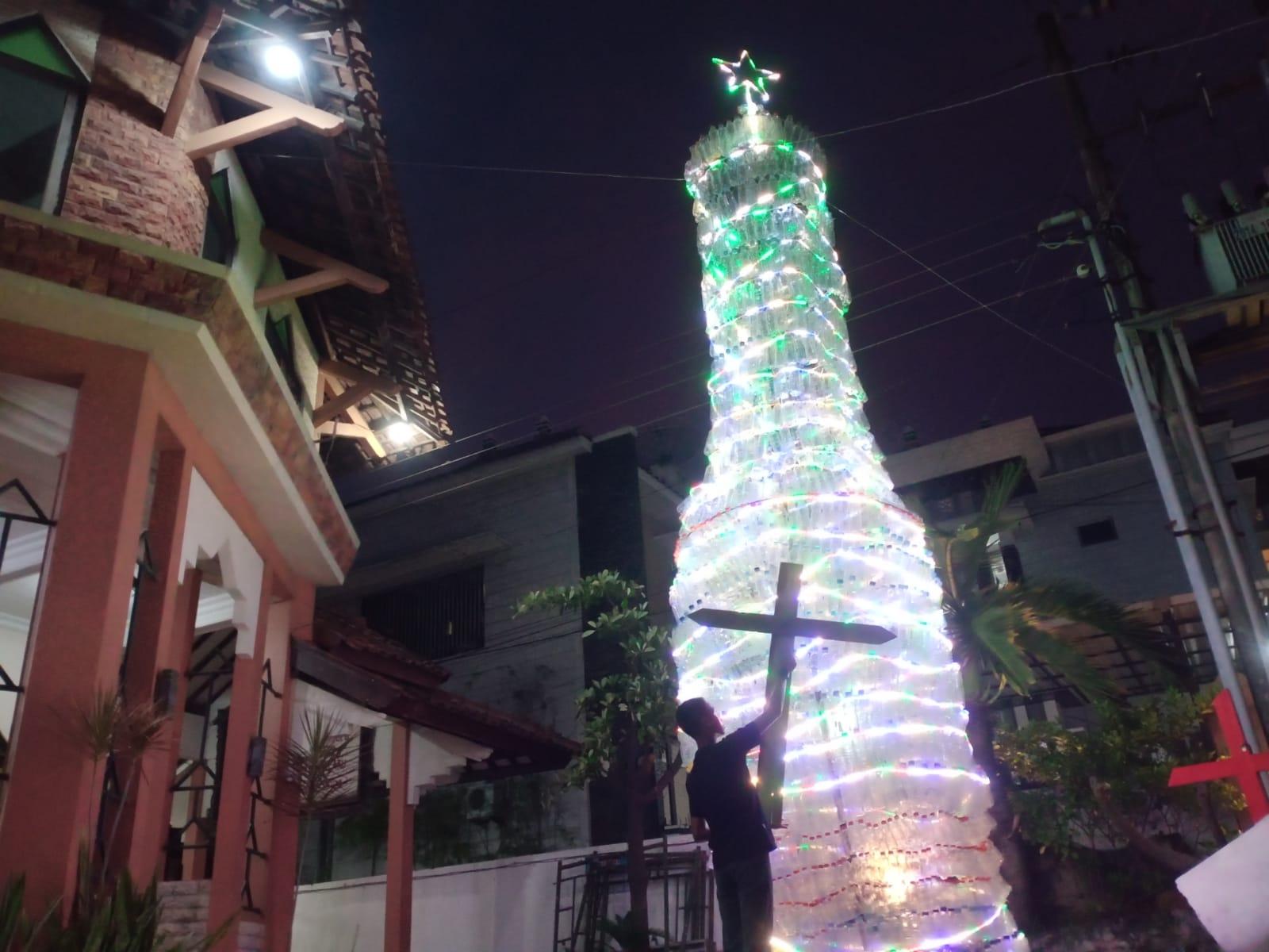 Ramah Lingkungan, GITJ Juwana Pati Sulap Ribuan Botol Bekas Jadi Pohon Natal Raksasa