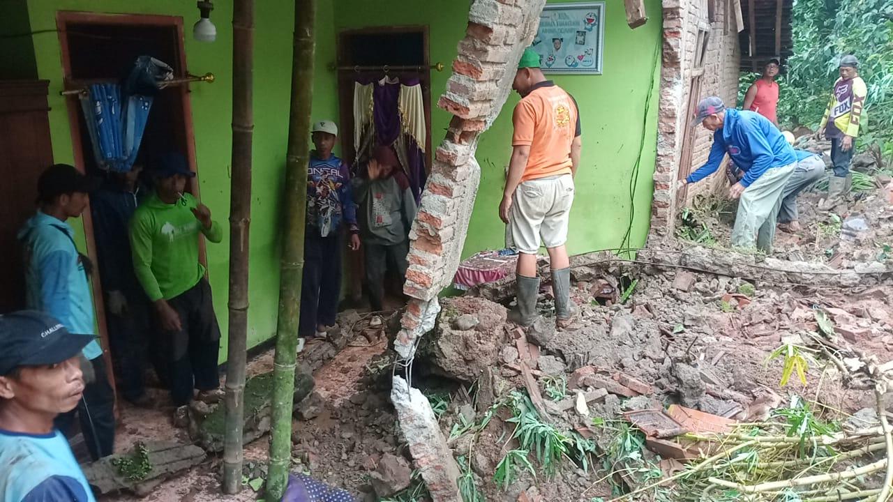 Rumah Warga Jrahi Pati Hancur Berantakan Tertimpa Longsor