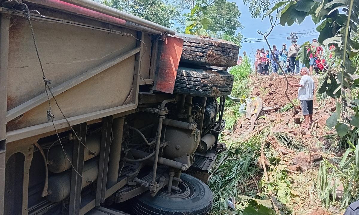 20251216_bangkai-bus-rombongan-ziarah-di-Kudus_1.jpg