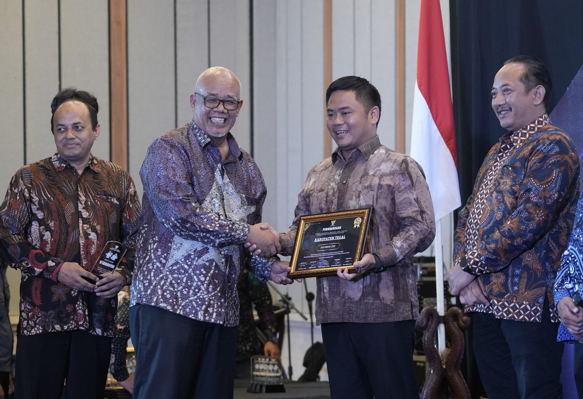 Selamat, Pemkab Tegal Raih Predikat Informatif KIP Award 2025