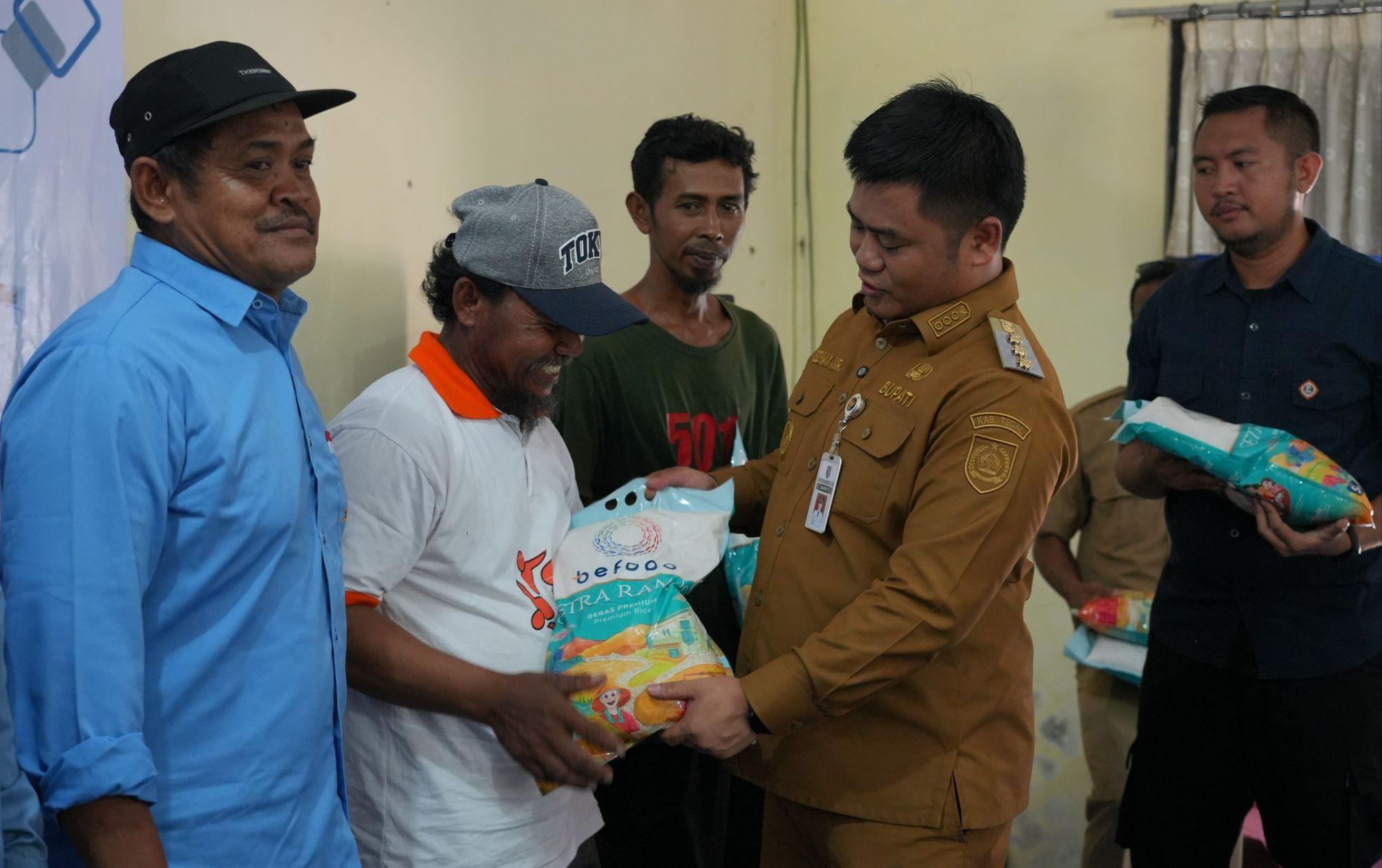 Bupati Ischak Salurkan Bantuan Beras Premium kepada 1.500 Nelayan di Kabupaten Tegal