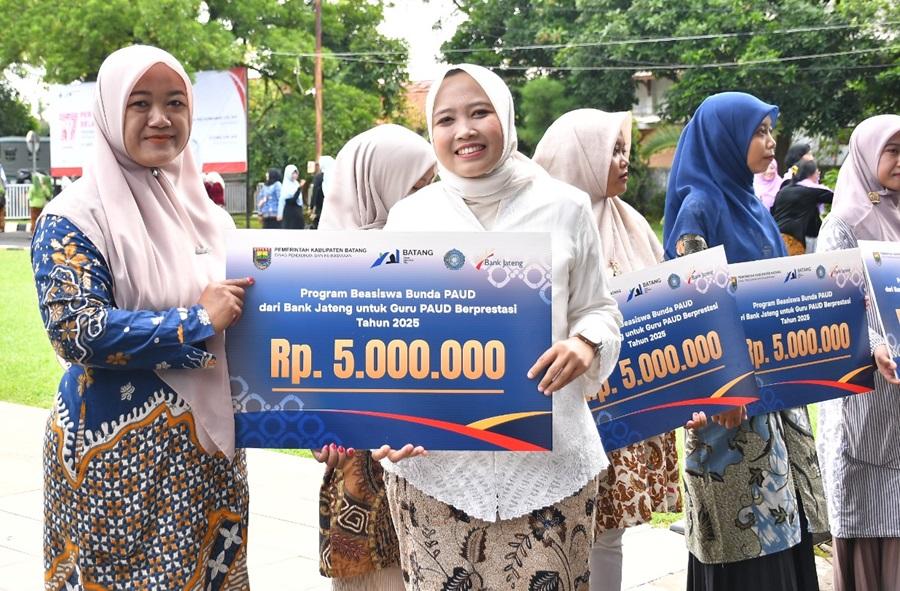 20251219-_-Penyerahan-Beasiswa-Guru-PAUD-Kabupaten-Batang.jpg