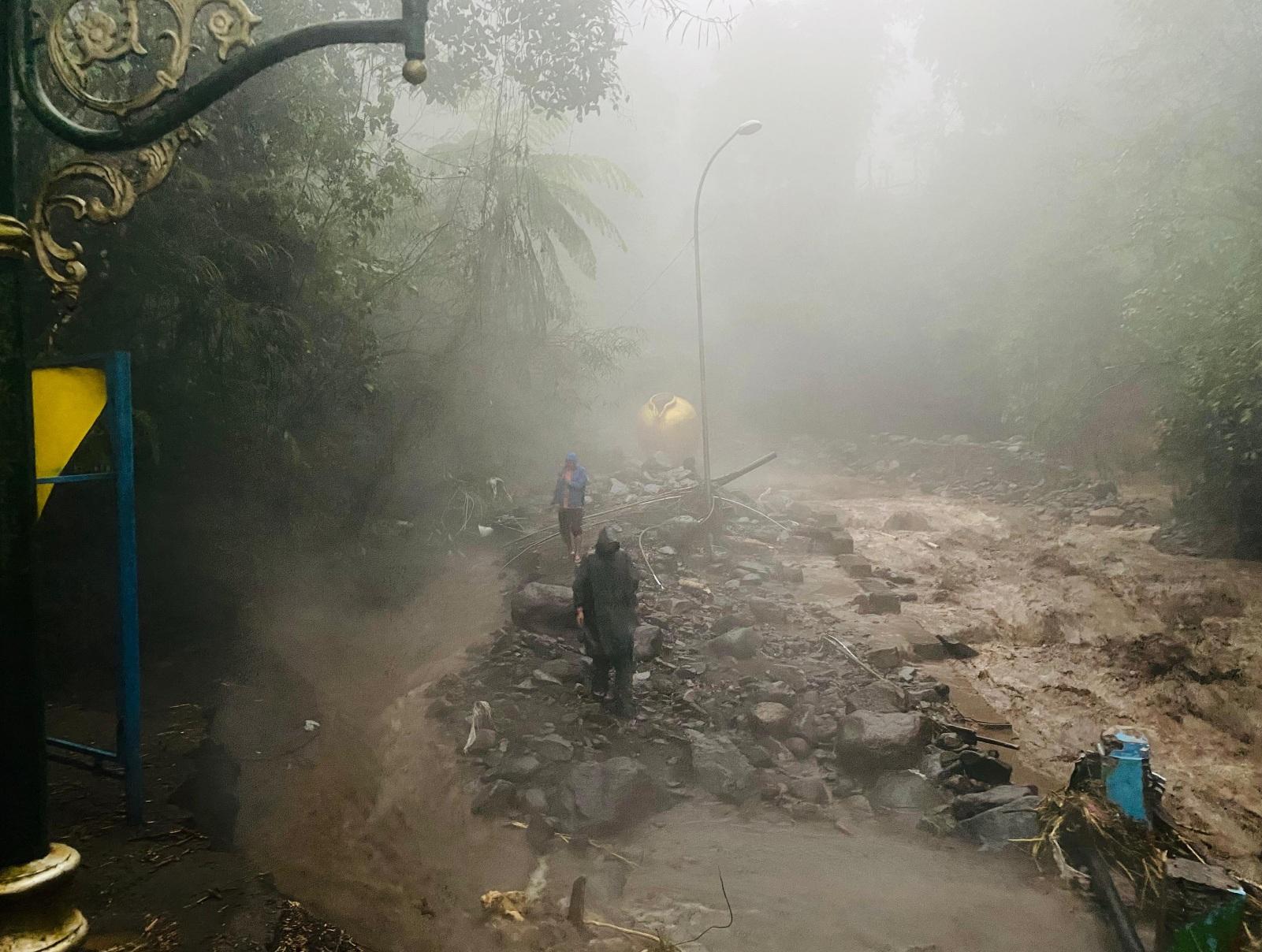 BREAKING NEWS: Kolam Air Panas Pancuran 13 Guci Tegal Hilang Diterjang Banjir Bandang