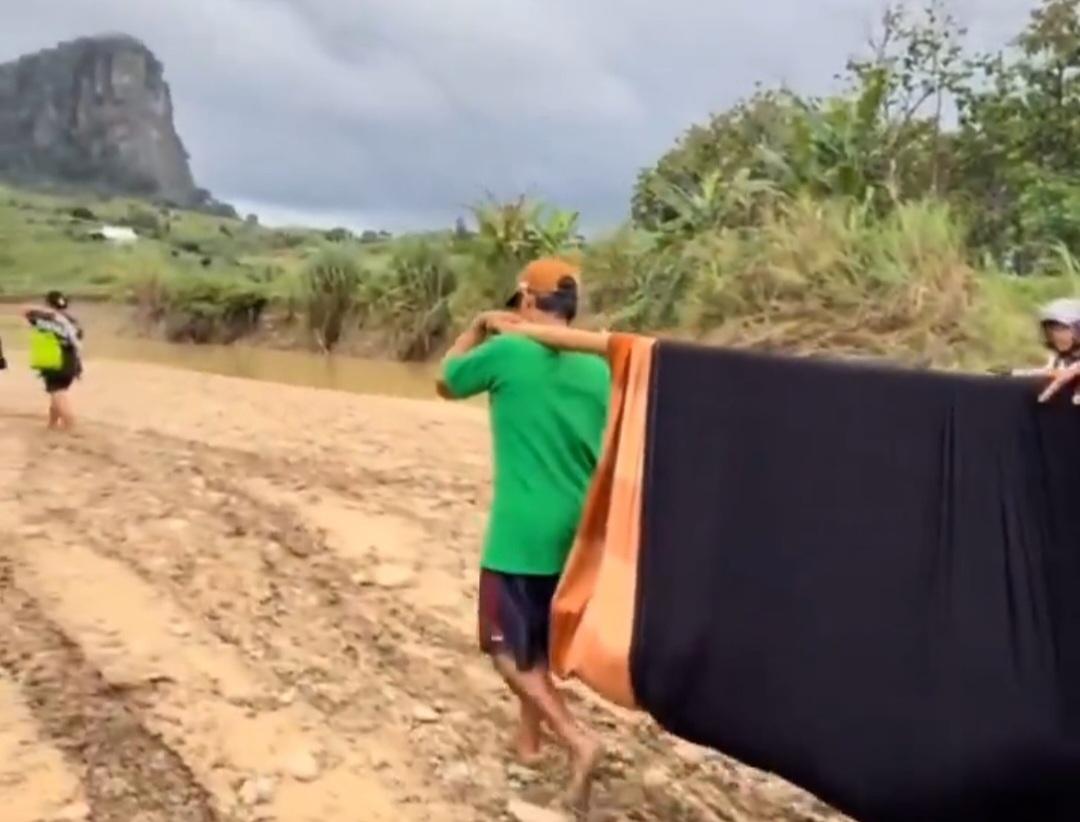 Viral Ibu Hamil Hendak Melahirkan Ditandu Menyeberangi Sungai di Kabupaten Tegal, Bupati Klarifikasi