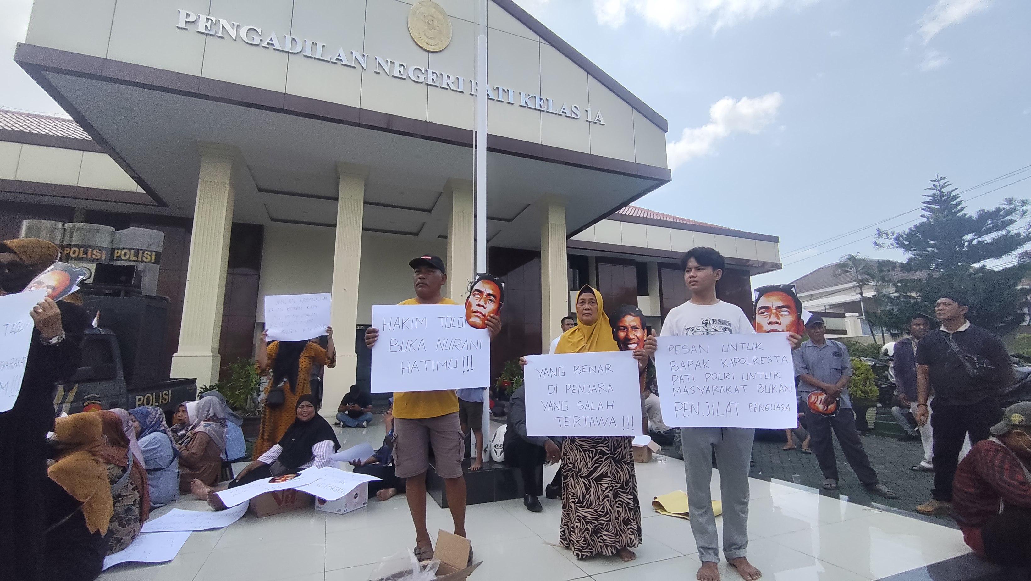 Kawal Sidang Perdana Botok dan Teguh, Massa AMPB Padati PN Pati Istigasah & Bagikan 1.000 Nasi Kotak