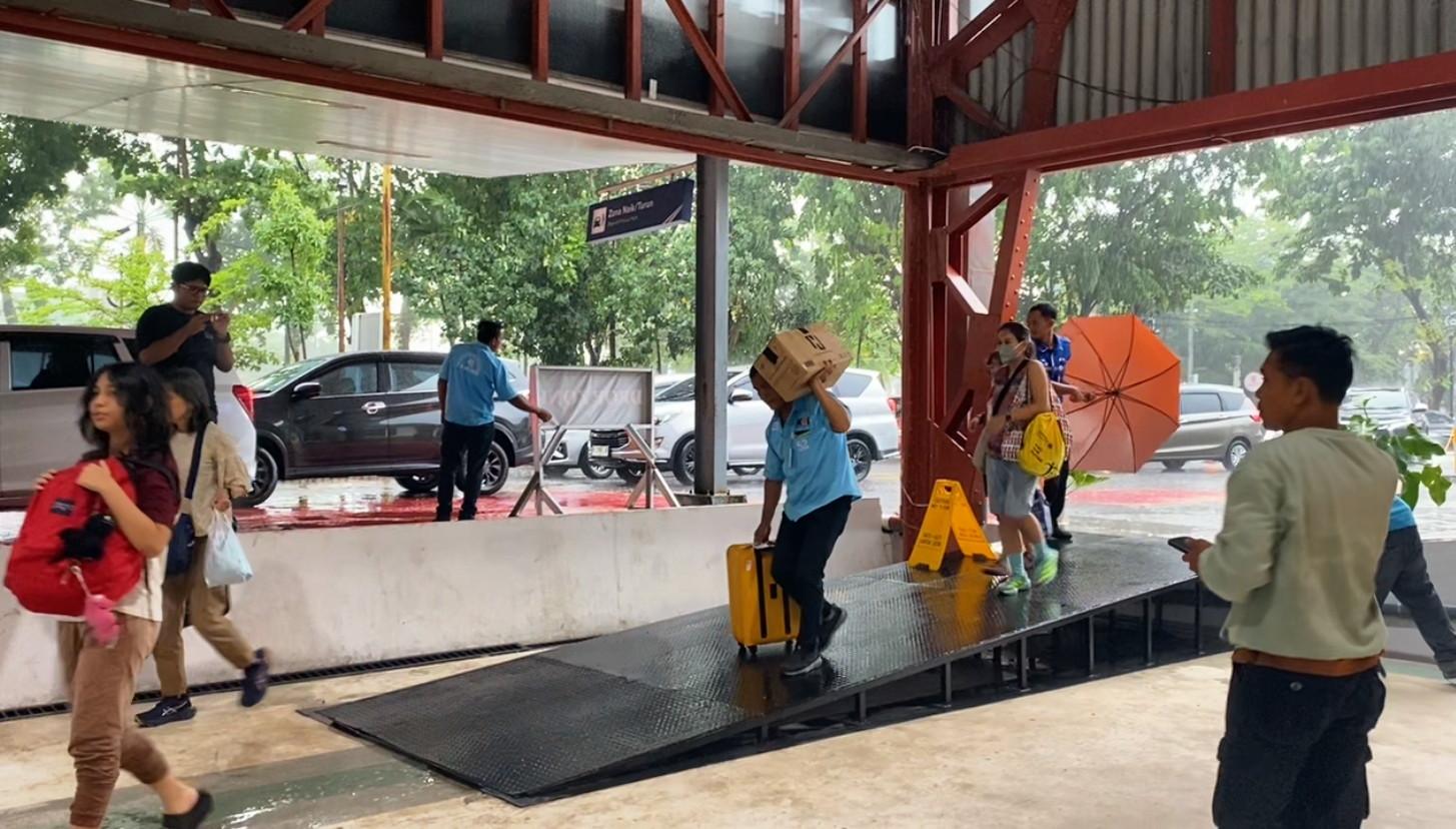 Keringat Para Porter di Stasiun Tawang, Berkah Nataru di Tengah Padatnya Penumpang