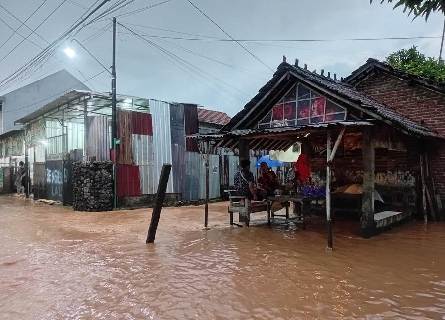 Tangis Winarsih Kehilangan Seratusan Ikan Indukan Tersapu Banjir, Sungai Piji Kudus Meluap