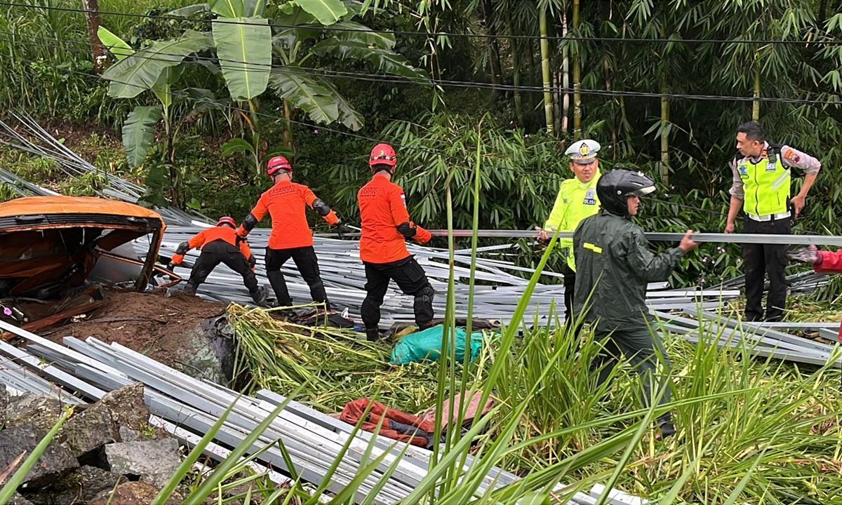 Seperti Suara Petir Lalu Lampu Padam, Detik-detik Truk Baja Ringan Hantam Warung di Kertek Wonosobo