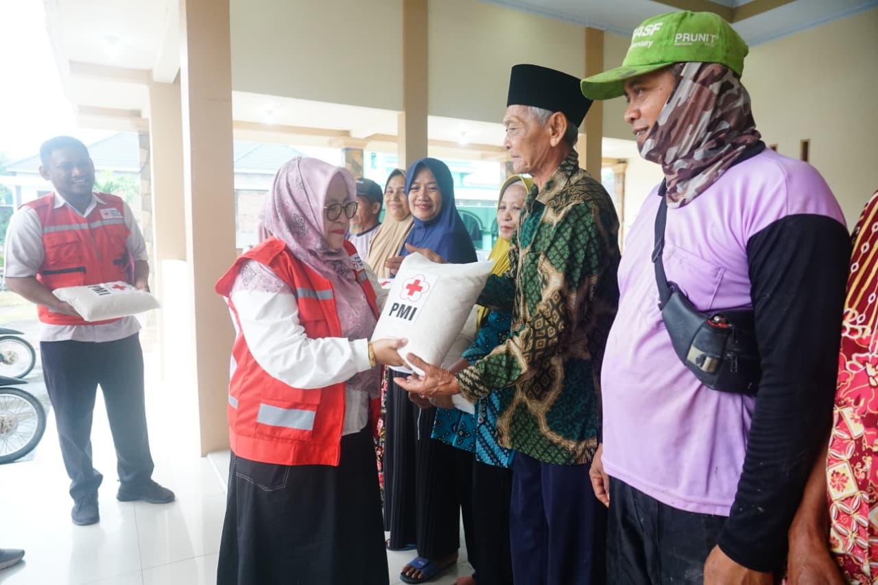 20251231_Ketua-PMI-Pati-Atik-Kusdarwati-Sudewo-beri-bantuan-korban-bencana_1.jpg