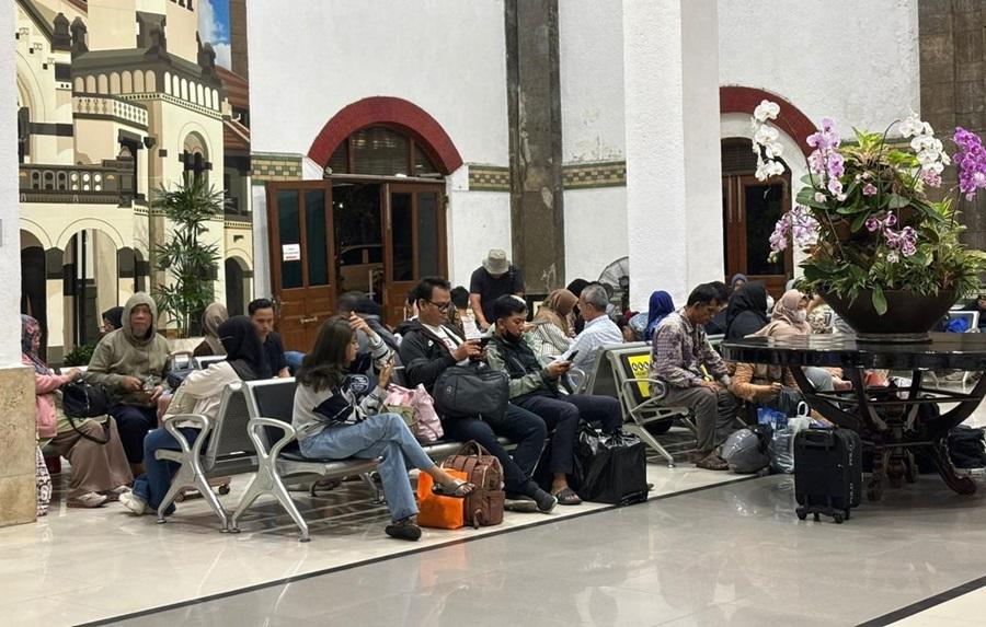 202601016-_-Penumpang-KA-Tertahan-di-Stasiun-Semarang-Tawang-Akibat-Banjir.jpg