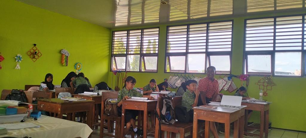 Plafon Sudah Diperbaiki, Kelelawar Masih Bersarang di Ruang Kelas SDN 1 Karangjati Blora