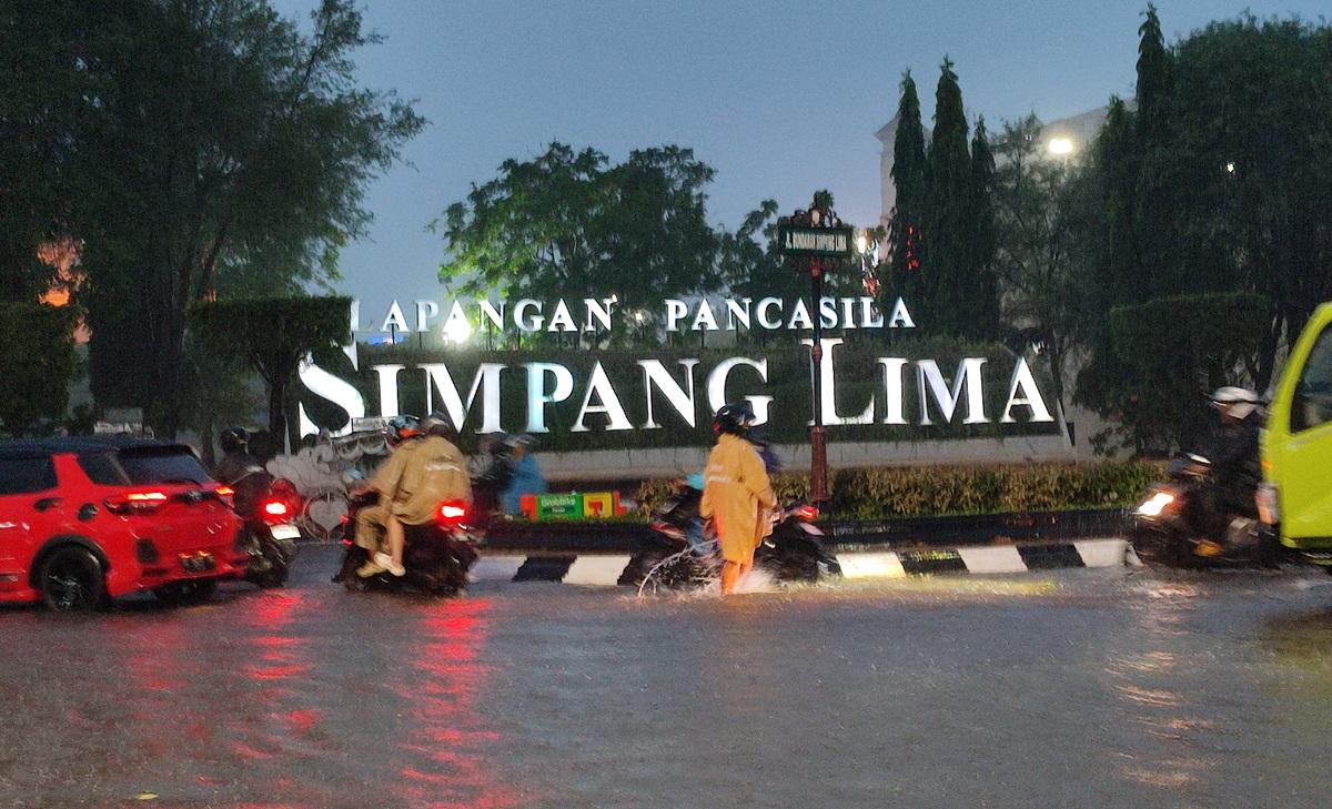 20260108_Pengguna-jalan-melintasi-banjir-Simpang-Lima-Semarang_1.jpg