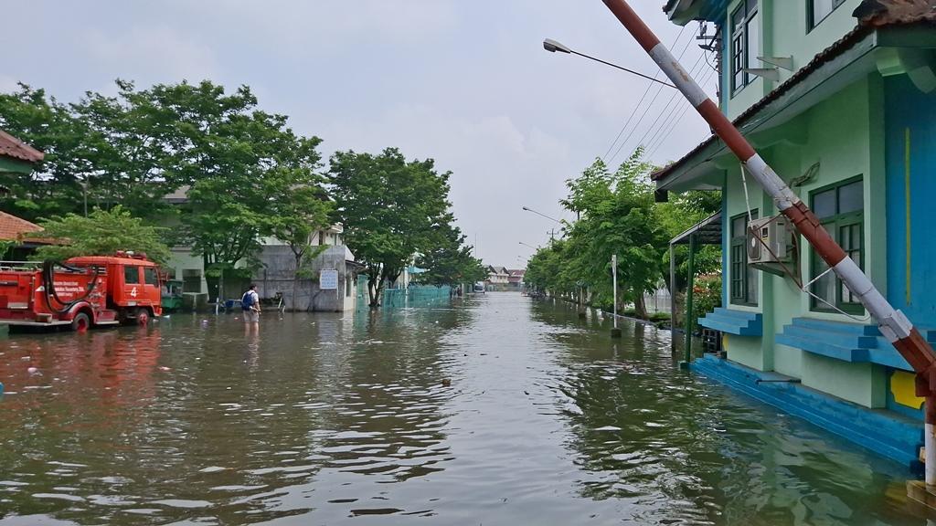 Tanggul Jebol, Kawasan Industri Lamicitra Semarang Terendam Banjir